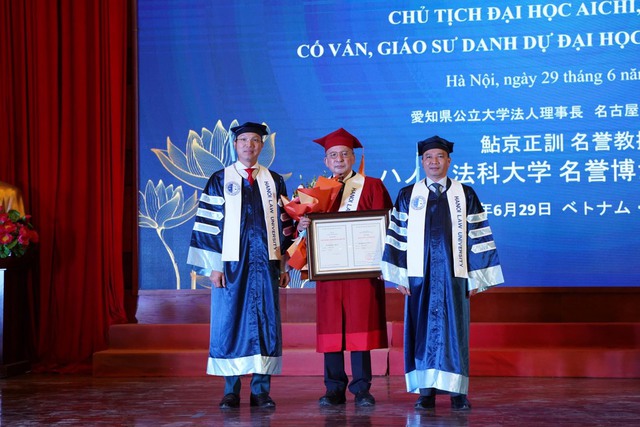 Đại học Luật Hà Nội trao bằng Tiến sĩ Danh dự cho Chủ tịch Đại học Aichi (Nhật Bản)